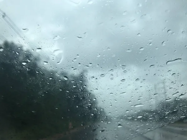 運転中に車のフロントフロントガラスを通して撮影嵐の灰色の空と雨をぼかす — ストック写真