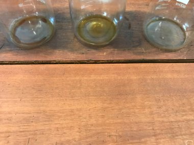 doğal kahverengi ahşap masada bitmiş sıcak siyah kahve üç cam gagaları