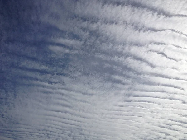 구름 무늬는 밝은 푸른 하늘을 가진 호랑이의 피부처럼 보인다 — 스톡 사진