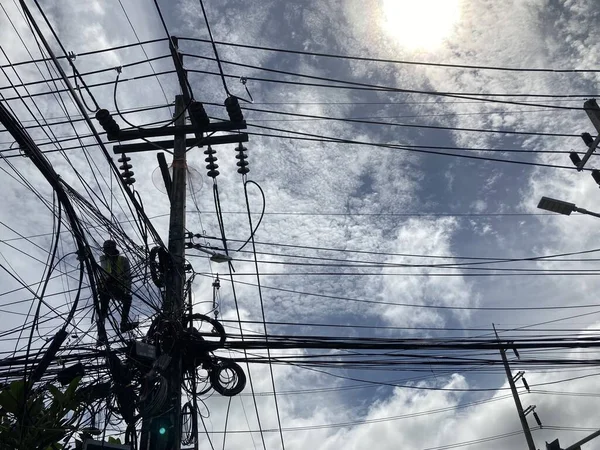 phuket, thailand 27 Ağustos 2020: Taylandlı elektrikçi kaos elektrik sistemini tamir ediyor kavşaktaki güvenlik araçları olmadan, Chalong, Muang, Phuket, Tayland