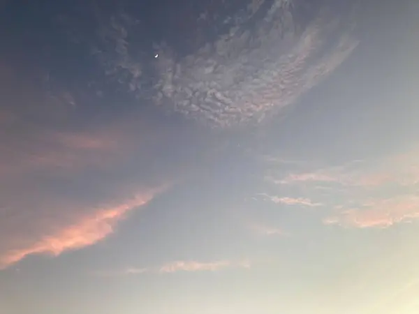 Çerçevenin solundaki küçük hilal ışığı ve gün batımında inanılmaz altın bulutlar, arka plan için kullanılıyor.