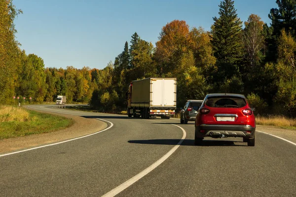 Kurvenreiche Straße durch den Wald, Intercity-Güterverkehr — Stockfoto