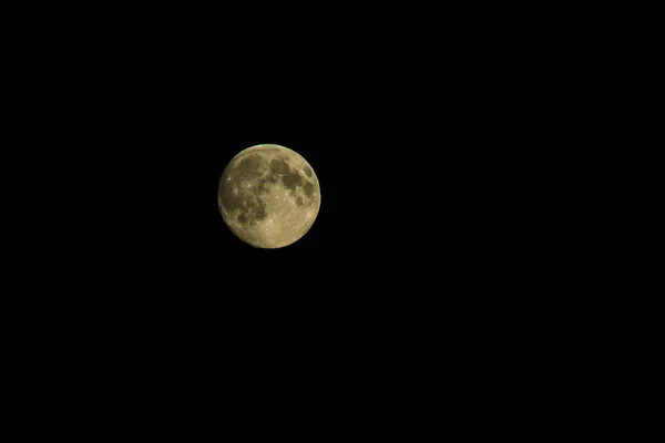 Lua cheia, lua grande no céu negro — Fotografia de Stock