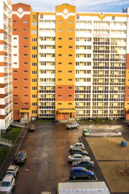 yağmurdan sonra çok katlı bir binanın avlusuna park