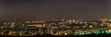 gece şehir ışıkları Panoraması, televizyon kulesi ve Tapınak