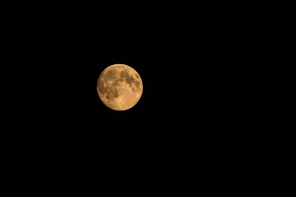 Volle maan, grote gele rode maan in zwarte hemel — Stockfoto