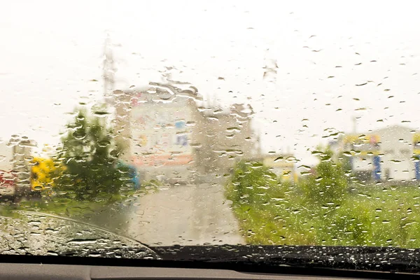 Gotas de chuva no pára-brisas do carro, foco seletivo — Fotografia de Stock