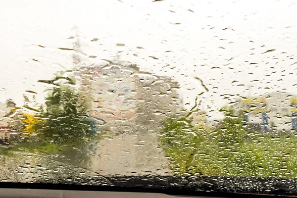 Gotas de chuva no pára-brisas do carro, foco seletivo — Fotografia de Stock