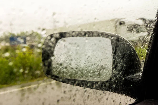 Regen vor dem Autofenster, Spiegel im Regen — Stockfoto