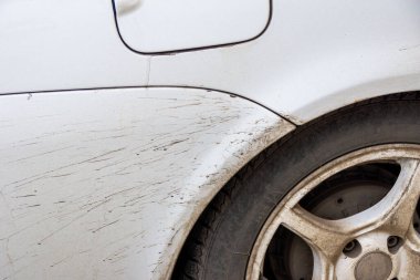 Çamur ve kum arka tekerin altından boyalı bir yüzeye uçar ve kaplamayı bozar.