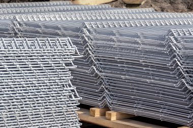 Kaynaklı üç boyutlu tel çitlerin depolanması
