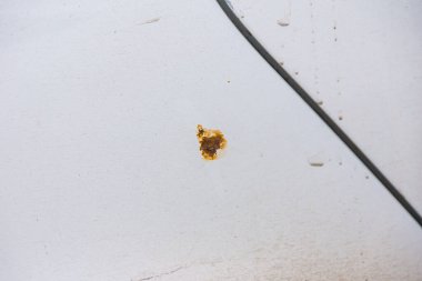 Arabanın kanadında pas lekesi var.