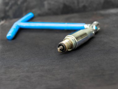 Eski buji bujili buji anahtarı motordan çıkarıldı