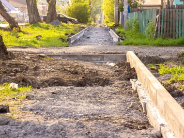 Şehir dışında kaldırım kurulumu ve kaldırım inşaatı, seçici odak