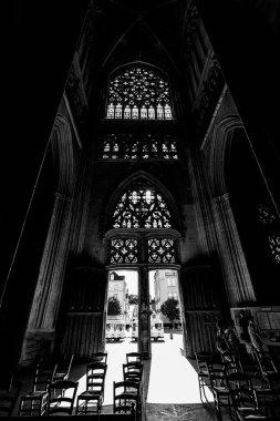 Fransa 'da tatil, kilise, Tur katedrali iç mekan, siyah beyaz, katedral giriş içeriden, dramatik