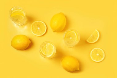 Sarı arka planda limonlu detoks. Limonata..