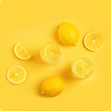 Citrus limonatası. Sarı arka planda limonlu detoks.