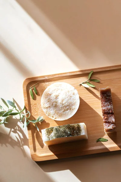 Holztablett mit handgemachter Seife aus natürlichen Zutaten. — Stockfoto