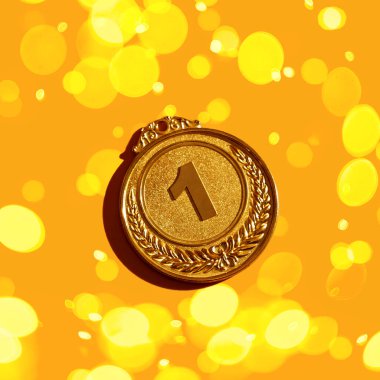 Sarı arka planda altın madalya.