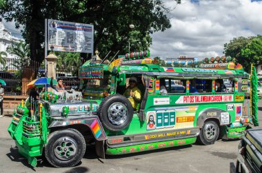 Bir Cebu city, Ceby Adası, Filipinler - renkli yeşil eski Amerikan jeepney bir toplu taşıma kullanılan