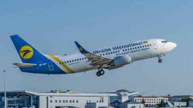 Bir yolcu uçağı Boeing 737-300 Ukrayna Uluslararası havayolu Kharkiv Osnova havaalanında kapalı alır. Kharkiv Havaalanı buiding arka plan olduğunu