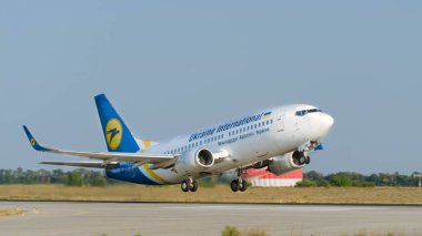 Bir yolcu uçağı Boeing 737-300 Ukrayna Uluslararası havayolu Kharkiv havaalanında çıkarıyor. 