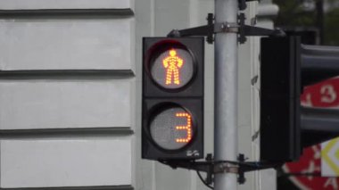 Yaya geçiş ışıkları kırmızı durağından yeşil yürüyüşe dönüşebilir. Sayı sayacı ile yaya geçişteki ışıklar kırmızıdan yeşile dönmeli. Durak imzayı durdur işareti değişikliği