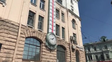 Yaz aylarında büyük termometre 30 derece sıcaklık üzerinde gösterir. Sıcak hava. Büyük dijital termometre şehir merkezinde sıcak yaz aylarında santigrat 30 derece yukarıda gösterir.