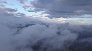 Bulutların Karpat Dağları üzerinde hava atış. Dron tava sağa doğru yavaş yavaş bulutları kaplıdır