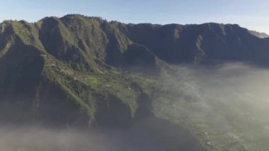 Atış için gündoğumu ifşa Bromo yanardağ görmek turist noktası ile ilgilenen olarak hizmet veren eski volkanik krater devirme.