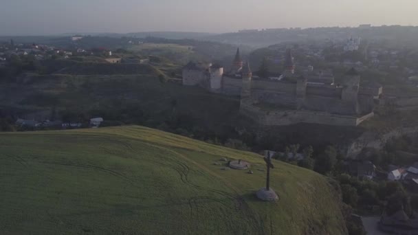 Drone Shot Fortezza Kamianets Podilskyi Con Grande Croce Primo Piano — Video Stock