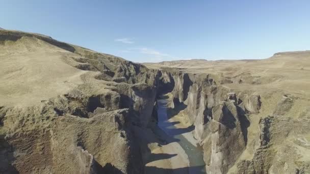 Drone Voa Perto Acima Desfiladeiro Fjadrargljufur Começa Subir Para Revelar — Vídeo de Stock