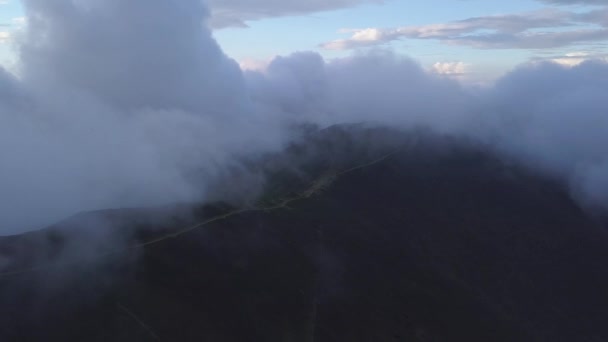 Drone Mostrando Cresta Montaña Parcialmente Cubierta Nubes Drone Vuela Hacia — Vídeos de Stock