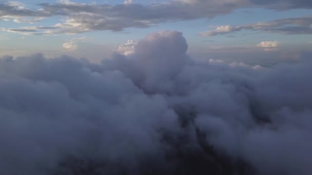 Légi Felvétel Drone Repülő Felett Felhők Alatt Naplementét Lassan Kiderül — Stock videók