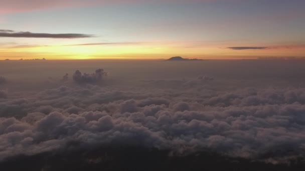 Nascer Sol Acima Das Nuvens Torno Pico Vulcão Merbabu — Vídeo de Stock