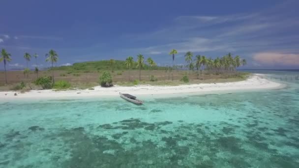 白い空中ショット砂 Uninhabitat インドネシアの島 スラウェシ島に小型ボートとビーチ — ストック動画