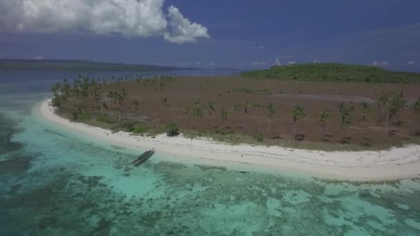 Lanzamiento Aéreo Que Muestra Playa Arena Blanca Con Bote Pequeño — Vídeo de stock