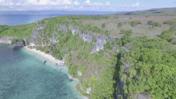 Légi Felvétel Mutatja Meredek Sziklafalak Fehér Homokos Strand Kis Csónak — Stock videók