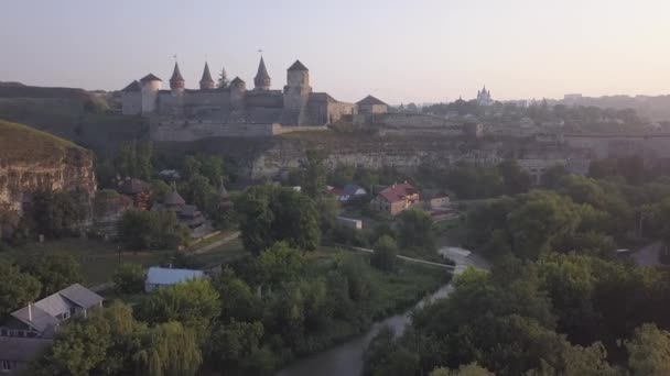 Kamianets Podilskyi 城堡的鸟瞰图 长期射击第一显示城堡从峡谷在长途和慢慢地走向城堡并且最后结束城堡并且显示什么是里面 — 图库视频影像