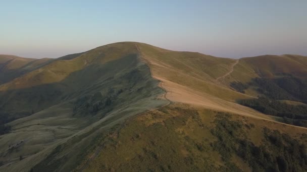 Drone Gira Alrededor Cresta Montaña Durante Atardecer Con Hermosos Colores — Vídeos de Stock