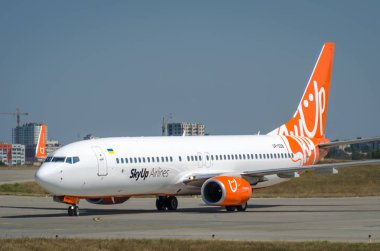 Kharkiv, Ukrayna - 19 Ağustos 2018: Boeing 737-800 Ukraynalı düşük maliyetli taşıyıcı Skyup havayolları Kharkiv havaalanına iniş sonra park ediyor. 