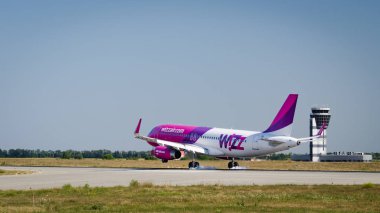 Kharkiv, Ukrayna - 19 Ağustos 2018: Wizz air airbus 320 Kharkiv Intenational havaalanında iniyor. Uçak ve duman tekerlekler yere dokunuş.