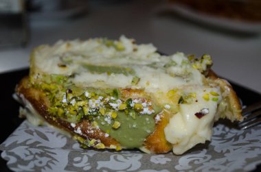 Tipik İtalyan ve Sicilya tatlı rol makarna di bigne ricotta ve fıstık ile. Bardaki plaka üzerinde İtalyan tatlı closeup.