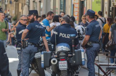 Palermo ana cadde polis motosiklet yakınındaki kalan polis bir grup.