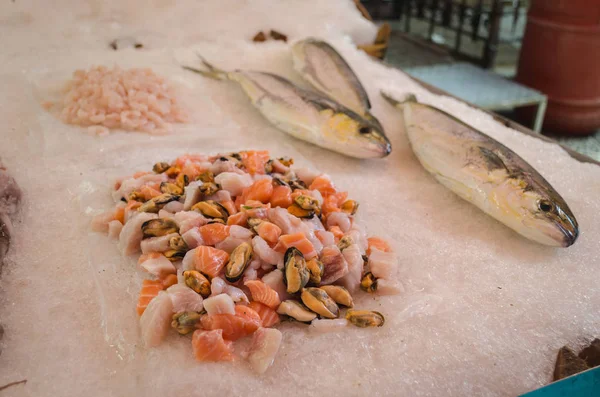 Крупним планом свіжа сировина креветки, штук лосося, мідії на льоду на ринку традиційних вулиці в Палермо, Сицилія — стокове фото