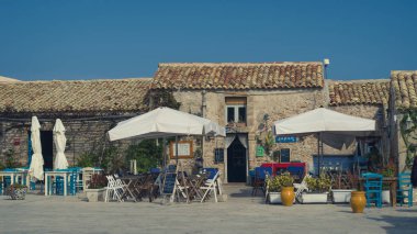 Marzamemi, İtalya 10 Ekim 2018: Pitoresk köy, Marzamemi, Syracuse, Sicilya, İtalya il. Marzamemi ana kare restoranda bir güneşli gün boyunca görünümü