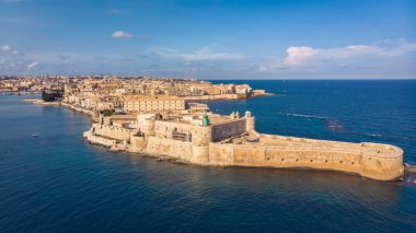 Ortigia, Syracuse şehir tarihi merkezinde hava görünümünü. Havadan görünümü Maniace kale Ortigia, Sicilya, İtalya. Sanctuary 