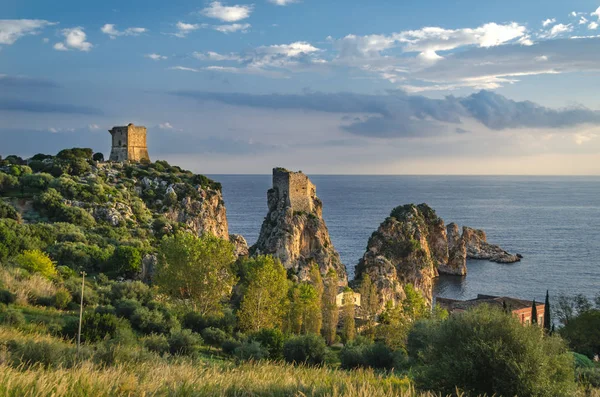 スコペッロ タワー トンナーラ Sopello 美しい風景やシチリア島 イタリアの海の絵のファラリオーニのおとぎ話のよう — ストック写真