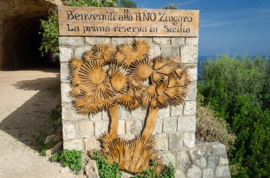 Güney tabelaya doğal rezerv Zingaro (Riserva dello Zingaro) girişine Hoşgeldiniz Sicilya, İtalya