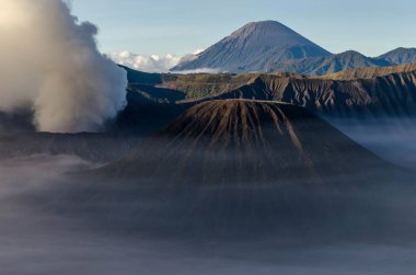 Mount Bromo aktif yanardağ ve en çok ziyaret edilen turistik Doğu Java, Endonezya.